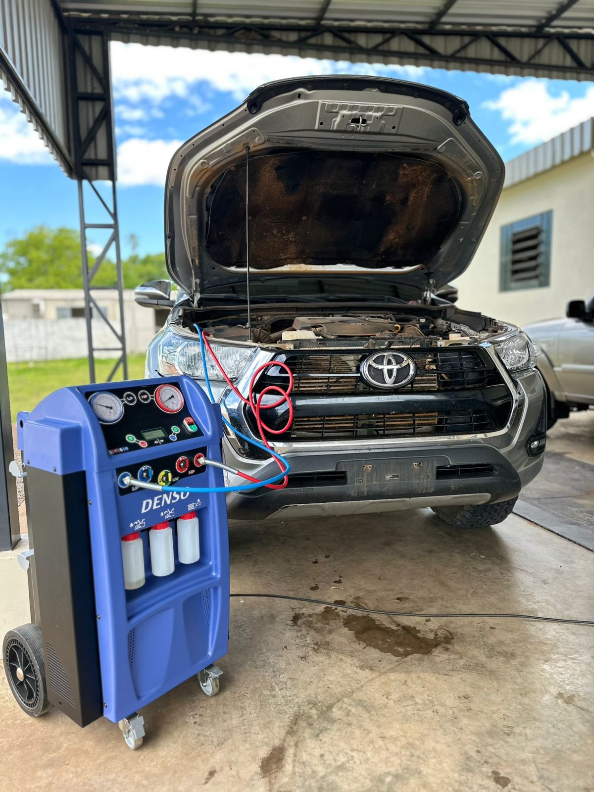 Manutenção de ar-condicionado automotivo com equipamento DENSO