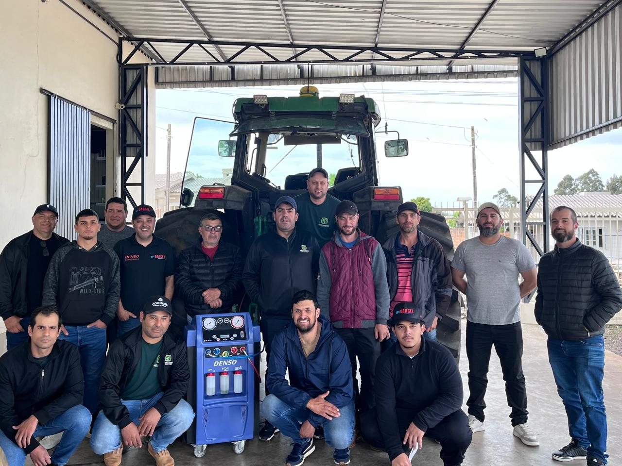 Turma Rangel com máquina agrícola